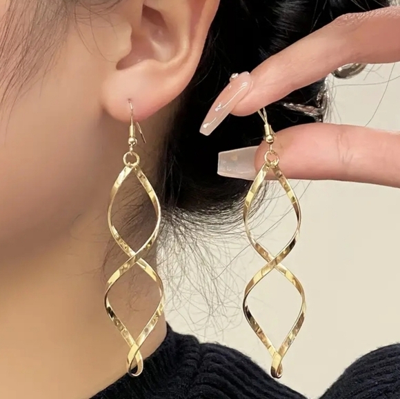 Glamorous Golden Spiral Dangle Fashion Earrings - Picture 1 of 7